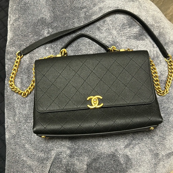 CHANEL
Caviar Diamond Stitched Small Top
Handle Flap Black - Picture 3 of 9